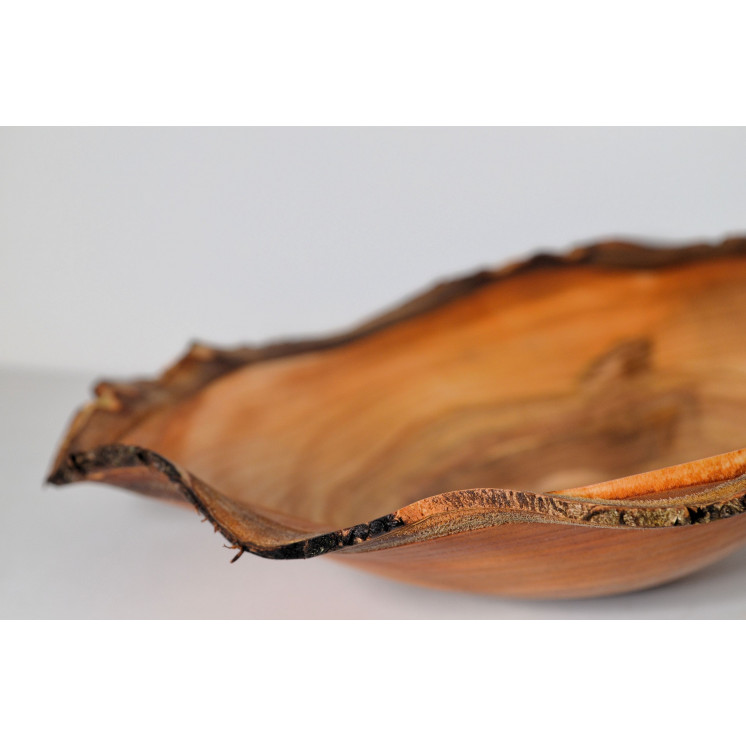 coupe fine tournée en bois vert de cerisier, avec écorce apparente