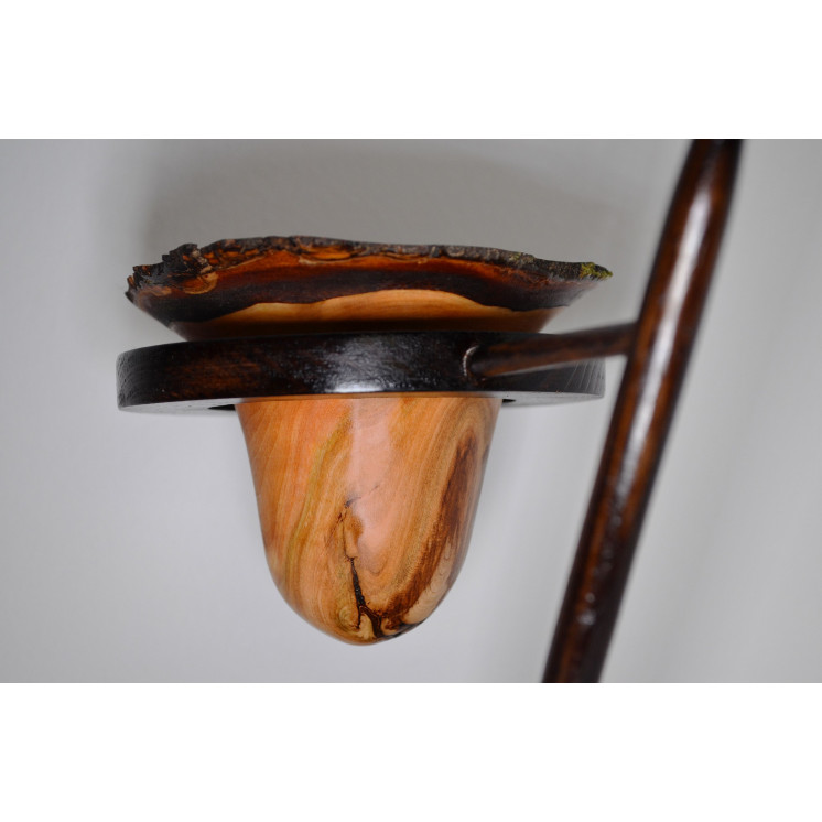 Vase en bois de cerisier, tourné encore vert, avec écorce apparente