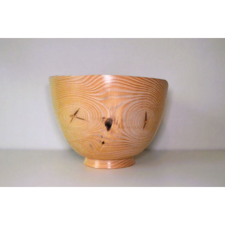 Belle coupe en bois de frêne, caractérisée par de nombreux nœuds