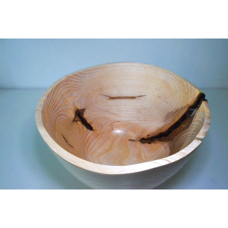 Belle coupe en bois de frêne, caractérisée par de nombreux nœuds