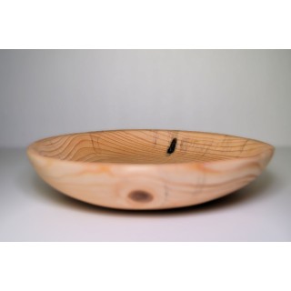 Belle assiette épurée, avec des bords légers, en bois massif