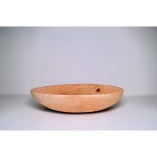 Belle assiette épurée, avec des bords légers, en bois massif