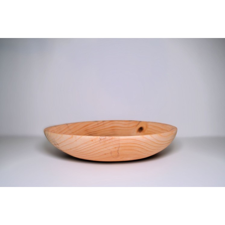 Belle assiette épurée, avec des bords légers, en bois massif