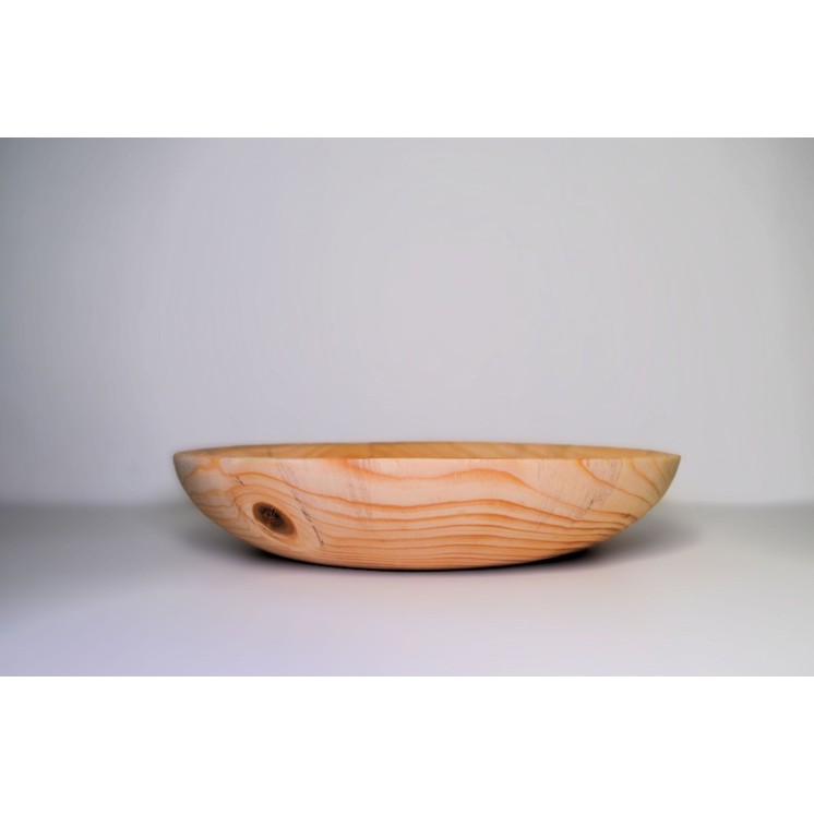 Belle assiette épurée, avec des bords légers, en bois massif