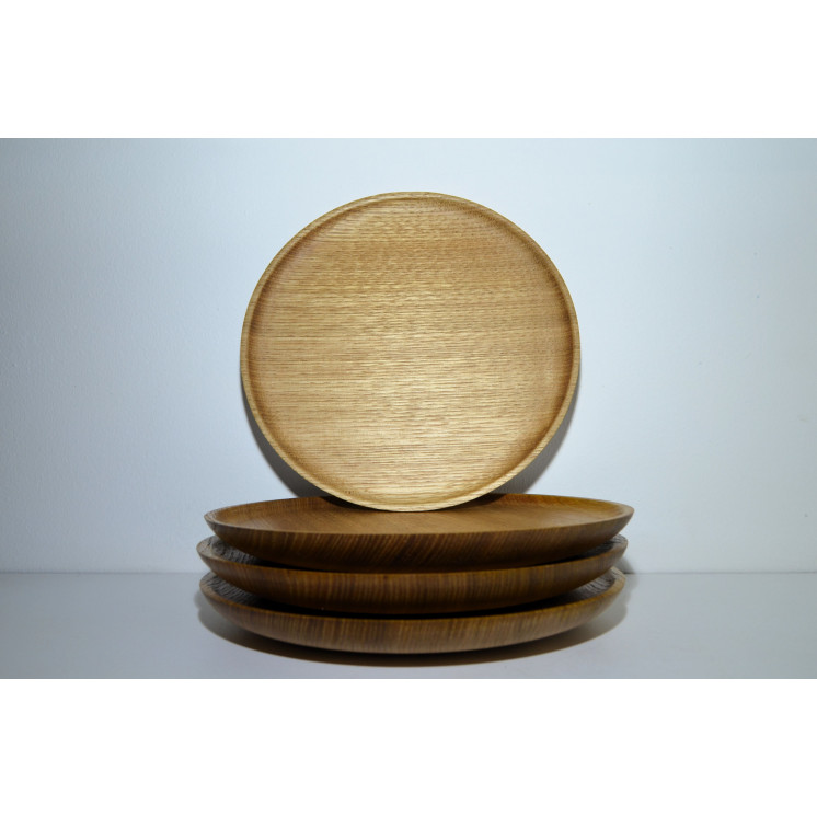 Assiette plate en bois de châtaignier, tourné dans notre atelier