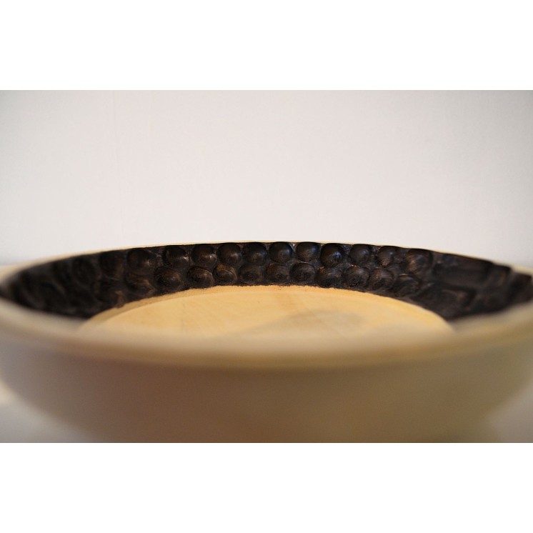 Assiette au design épuré avec décoration