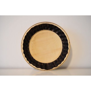 Assiette au design épuré avec décoration