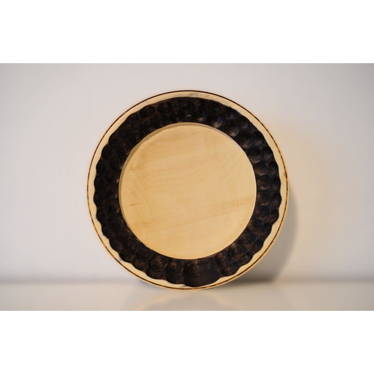 Assiette au design épuré avec décoration