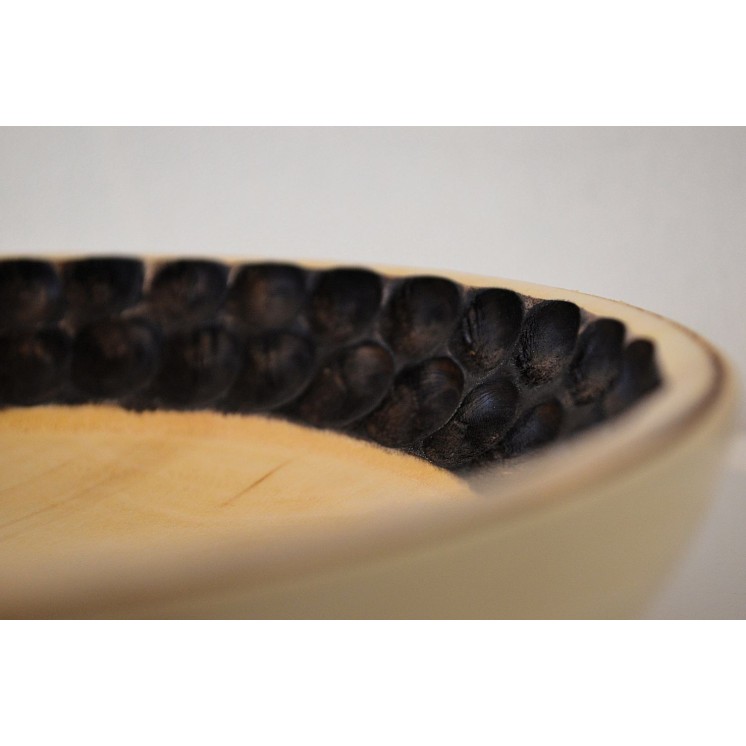 Assiette au design épuré avec décoration