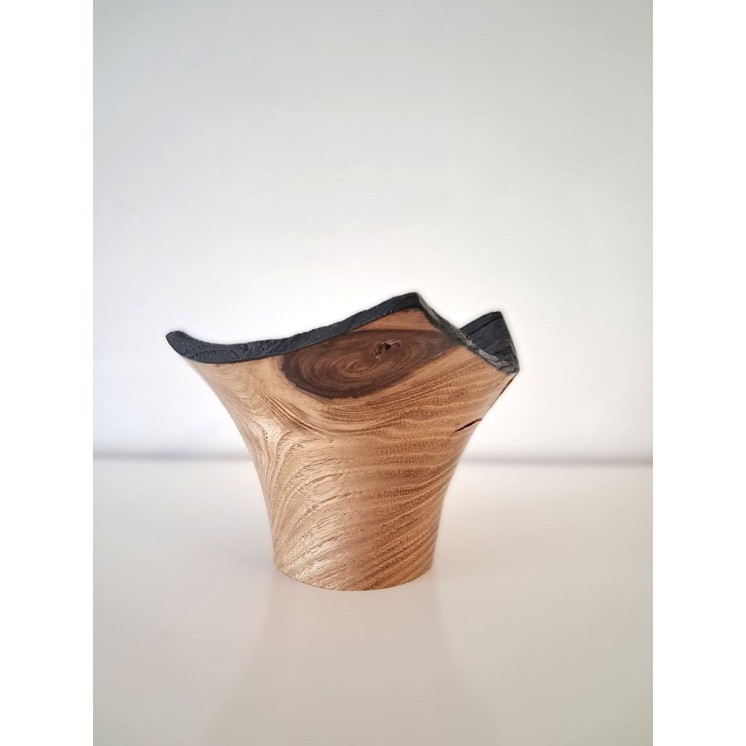 Bougeoir évasé en bois tourné et carbonisé en surface