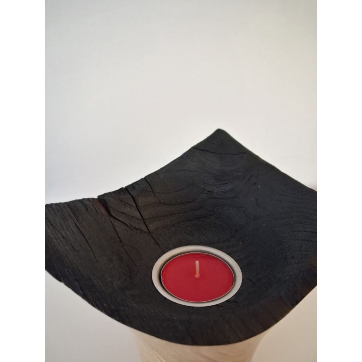 Bougeoir évasé en bois tourné et carbonisé en surface