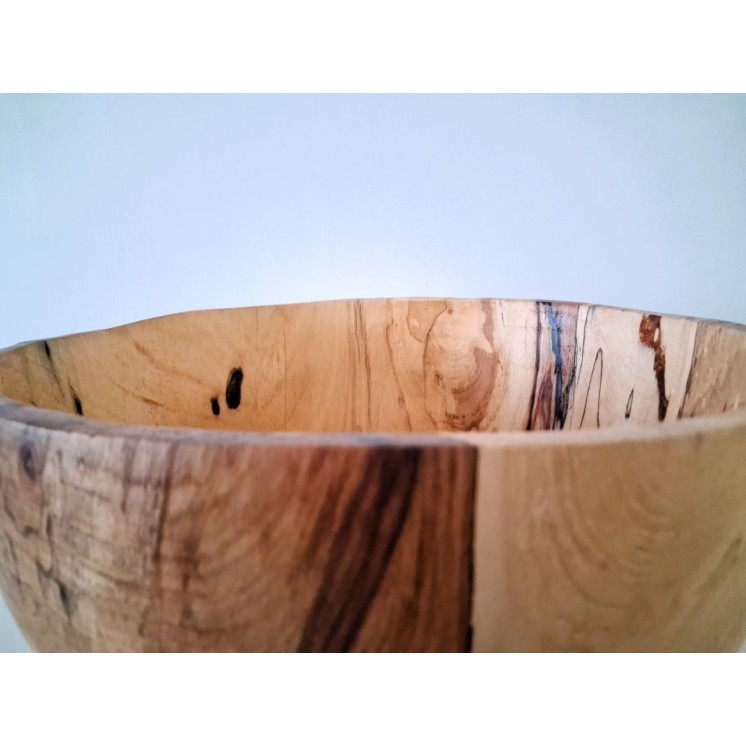 Coupe à fruits généreuse, tournée artisanalement dans du hêtre massif.