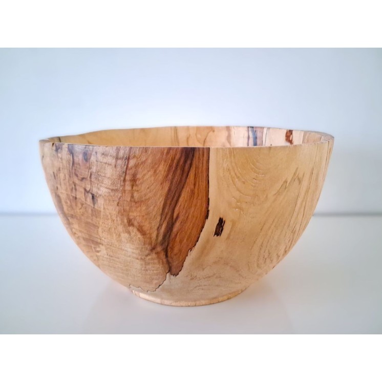 Coupe à fruits généreuse, tournée artisanalement dans du hêtre massif.