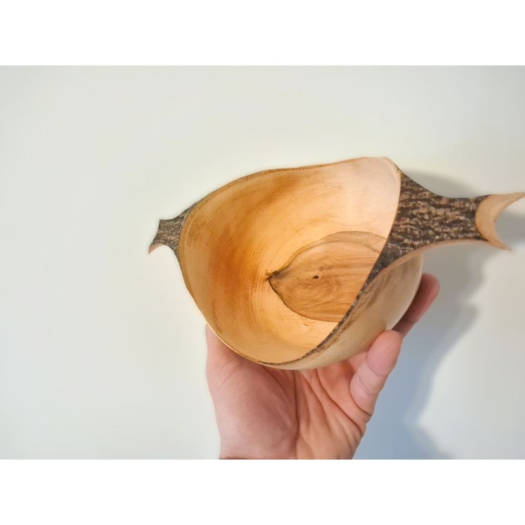 Bol décoratif artisanal en hêtre tourné vert avec écorce et anses
