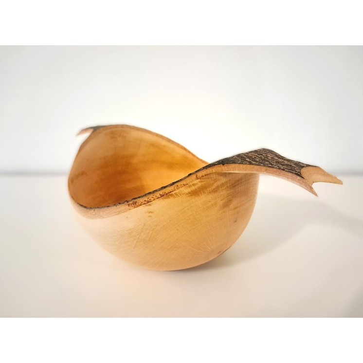 Bol décoratif artisanal en hêtre tourné vert avec écorce et anses